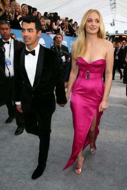 Sophie Turner delinea su figura con vestido rosa en los SAG