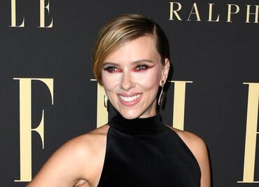 Scarlett Johansson delinea su silueta con vestido negro en Beverly Hills