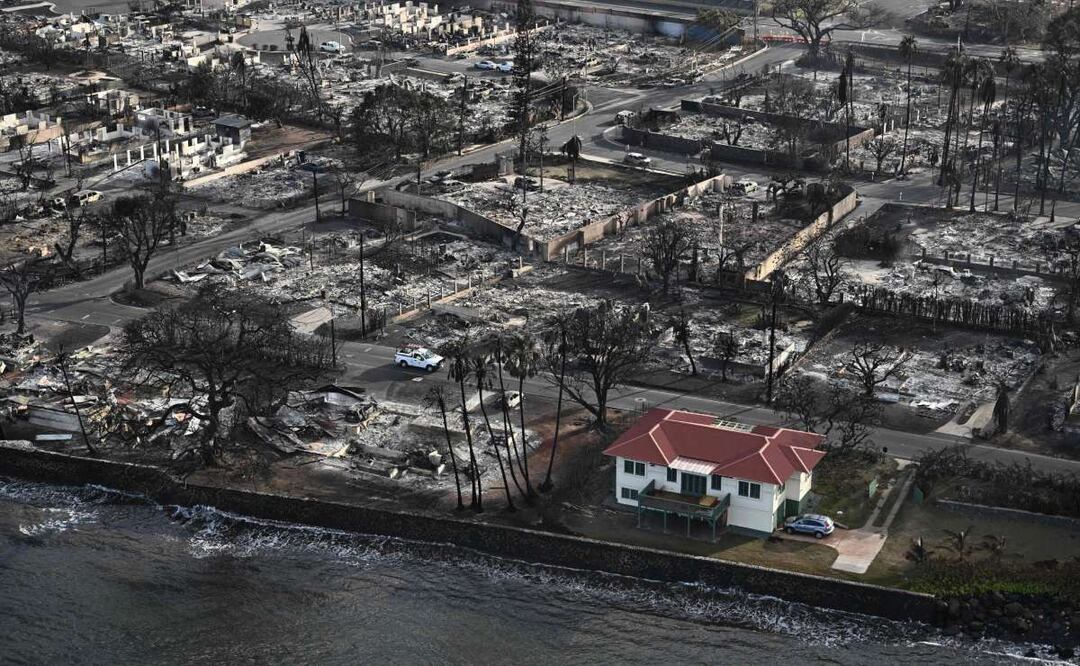 Esta es la casa de techo rojo que sobrevivió a los incendios en Maui, Hawái. Foto: AFP / Patrick T. Fallon