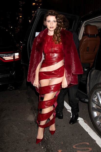 Julia Fox se arriesga y deja su lencería a la vista con vestido rojo de recortes. Foto: The Grosby Group