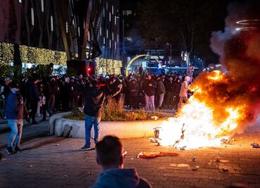Varios heridos por disparos de la policía en protestas anticovid en Róterdam