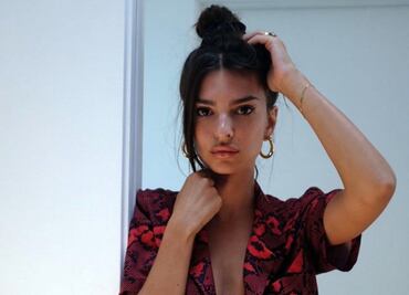 Emily Ratajkowski delinea su figura en shorts deportivos