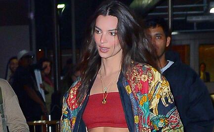 Emily Ratajkowski pasea en minivestido rosa por Los Ángeles