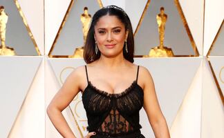 Salma Hayek se luce en diminuto bikini amarillo y presume orgullosa sus canas