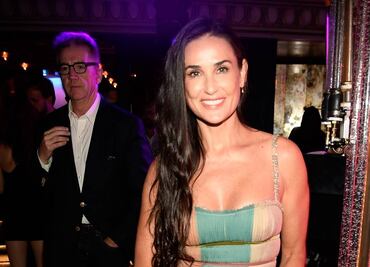 Demi Moore se luce más joven que nunca a los 60 años con pequeño traje de baño