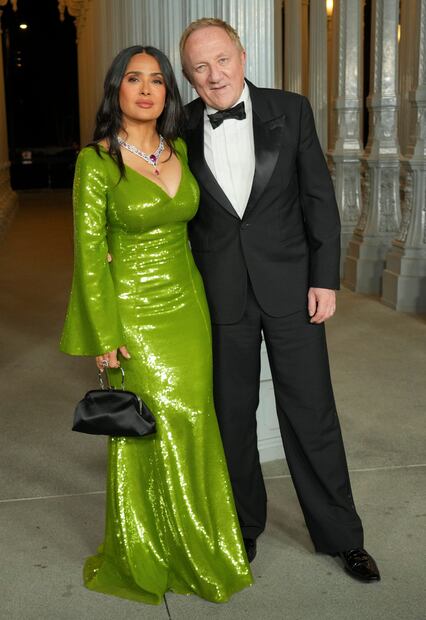 Salma Hayek se roba los suspiros en la Gala de Arte y Cine LACMA con glamoroso vestido bustier. Foto: AP