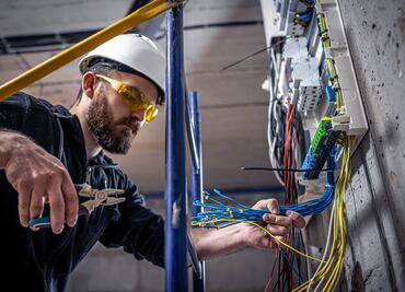 Consulado de Estados Unidos lanza trabajo para electricistas; pagan $280,435 anuales