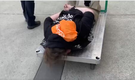 ICE lleva a otro nivel las detenciones: así trasladan a quienes se resisten al arresto tras protestas en Portland. VIDEO