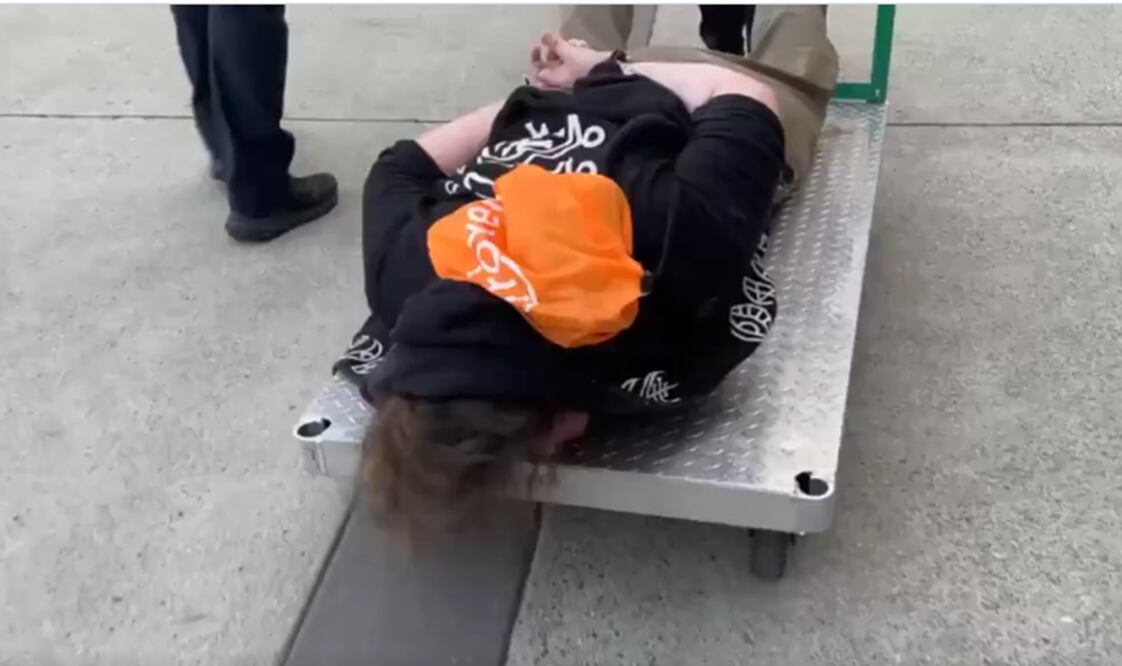 ICE lleva a otro nivel las detenciones: así trasladan a quienes se resisten al arresto tras protestas en Portland. VIDEO.Foto: X / U.S. Immigration and Customs Enforcement