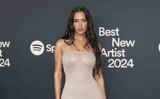 Stassie Karanikolaou impone tendencia con diminuta minifalda y arrasa en redes