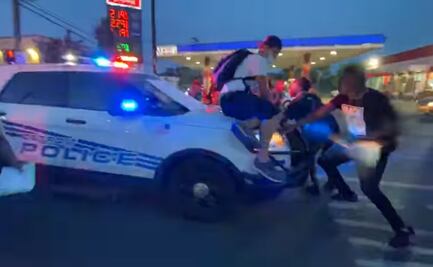 Policías arrollan a manifestantes con patrulla en Detroit