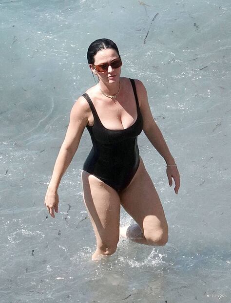 Katy Perry se luce con traje de baño negro en vacaciones con Orlando Bloom