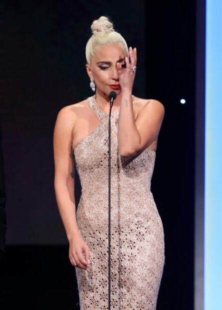Lady Gaga conquista entrega de premios con look de transparencias