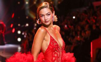 Gigi Hadid posa entre la nieve con atrevida lencería roja y deslumbra