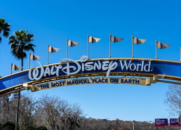 Empleados de Disneyland, desde Mickey Mouse hasta la Cenicienta, buscan sindicalizarse